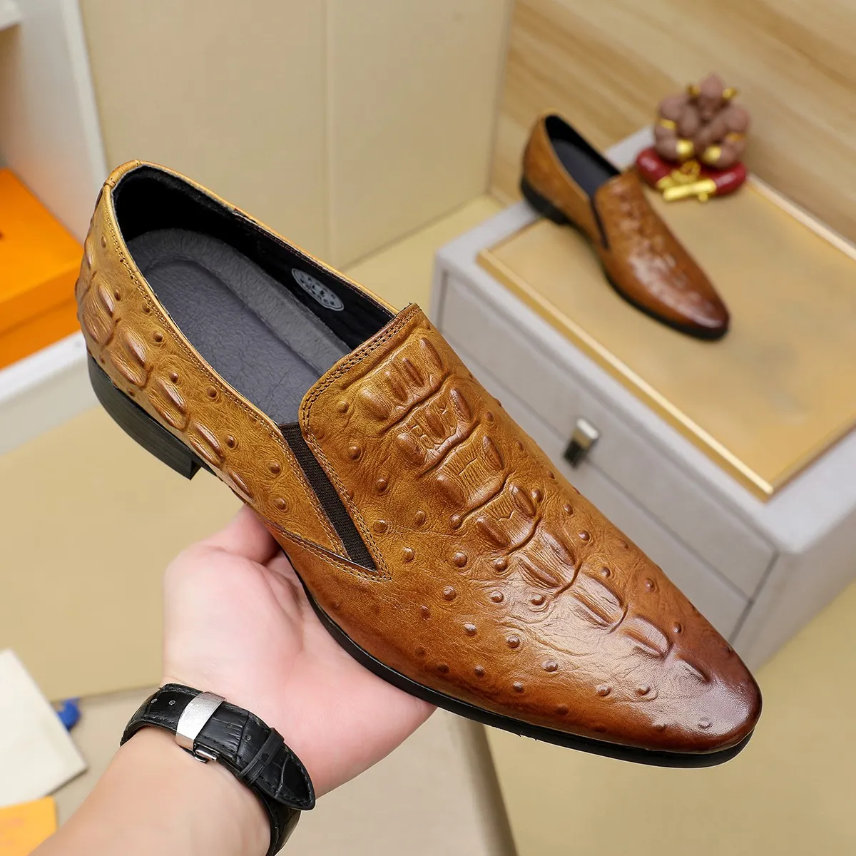 Men's shoes 💰540 💰 Louis Vuitton LV ® Autumn and Winter 🆕 models 🔛Full shoe counter First layer cowhide, 🐂leather lining casual shoes for men, super soft outsole, essential for driving. Counter synchronized original first layer cowhide completely 1:1 mold customization 🌹Top version, 2 colors optional! Number: 38-45 (37.46. Customized)